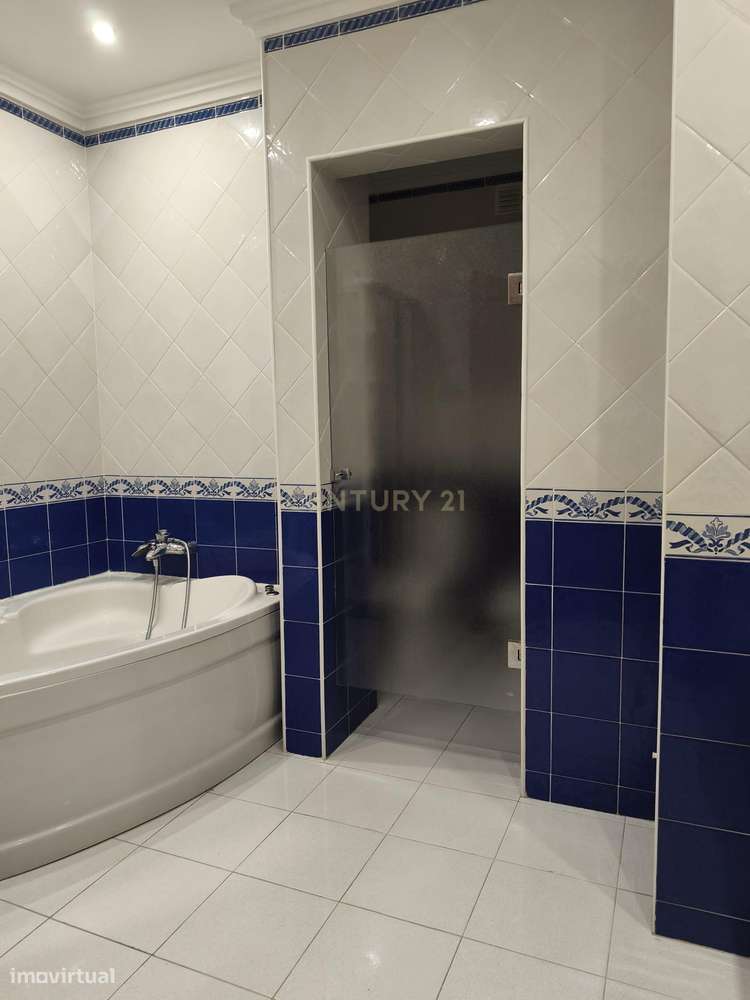 Espaço, Elegância e Localização Privilegiada – Andar de Moradia T5 no-18
