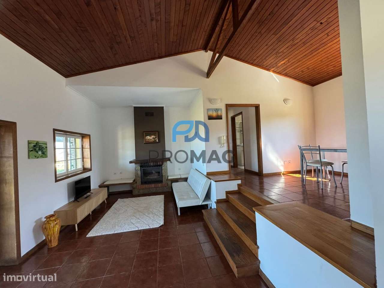 Moradia com excelente área, piscina e plena privacidade-38