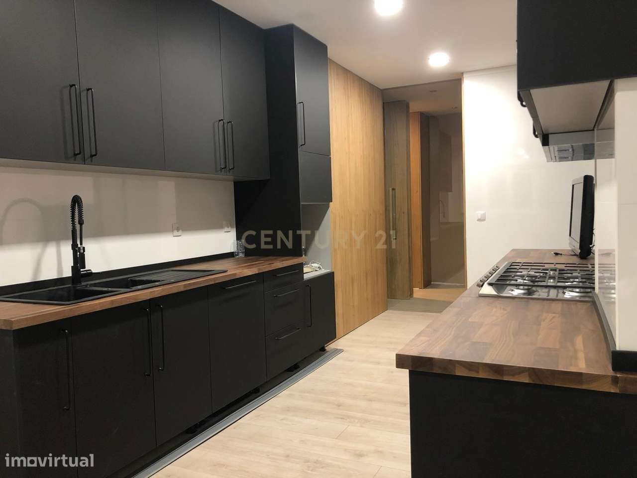 T5 completamente renovado, com 2 Suítes  em zona nobre de Coimbra OPOR-11