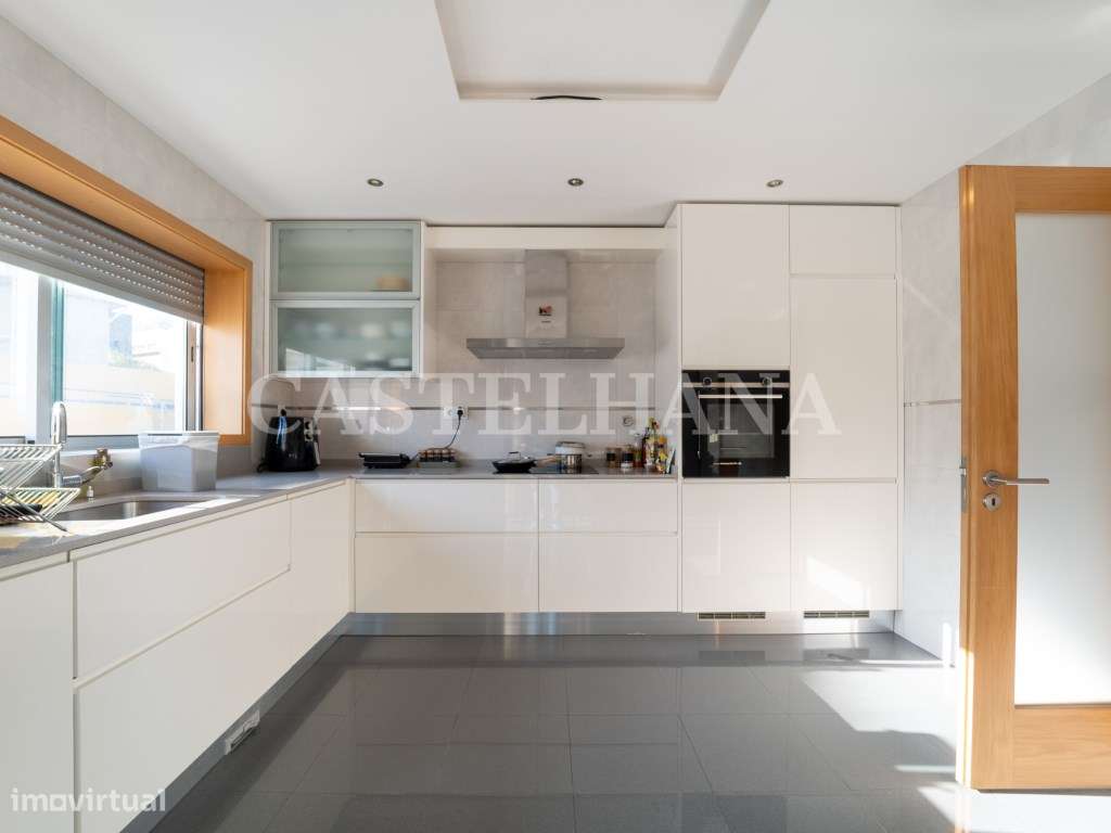 Moradia T4+1 com jardim, terraços e garagem privada, próxima a Mari...-17