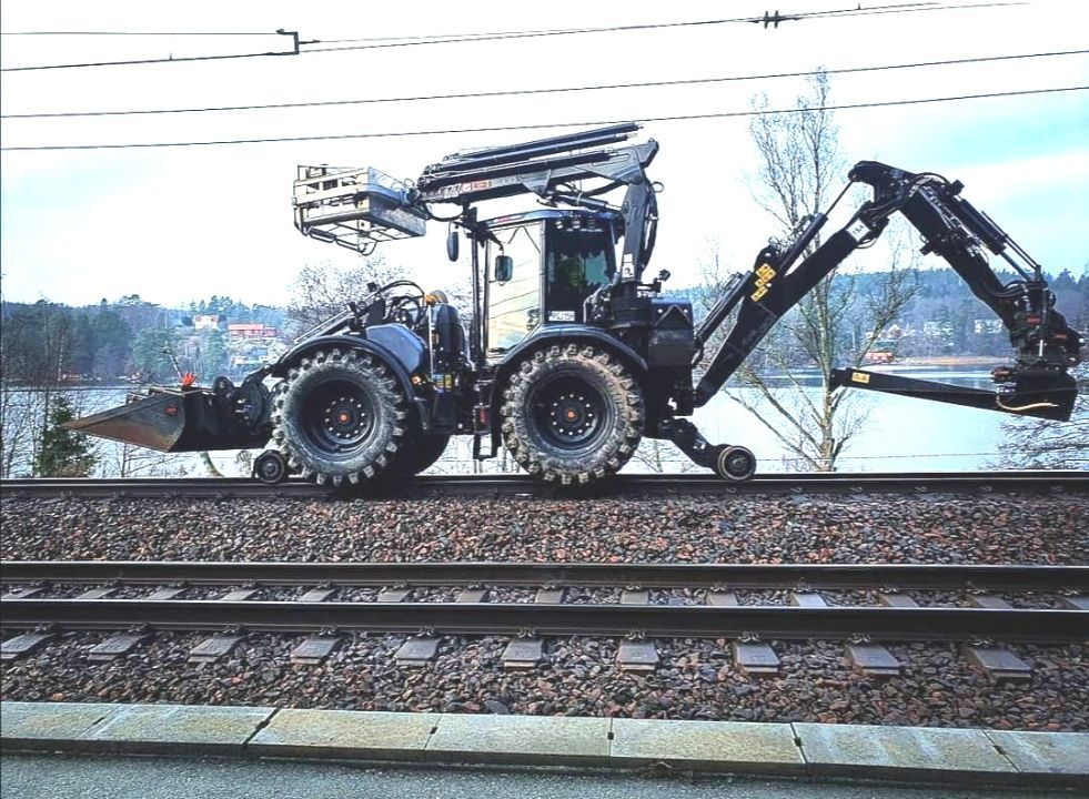 Huddig 1160 żuraw podnośnik kolejowa koparko ładowarka dwudrożny dwudrogowy  hds do jazdy po drogach torach szynach rail holownik wagonów two way 2000