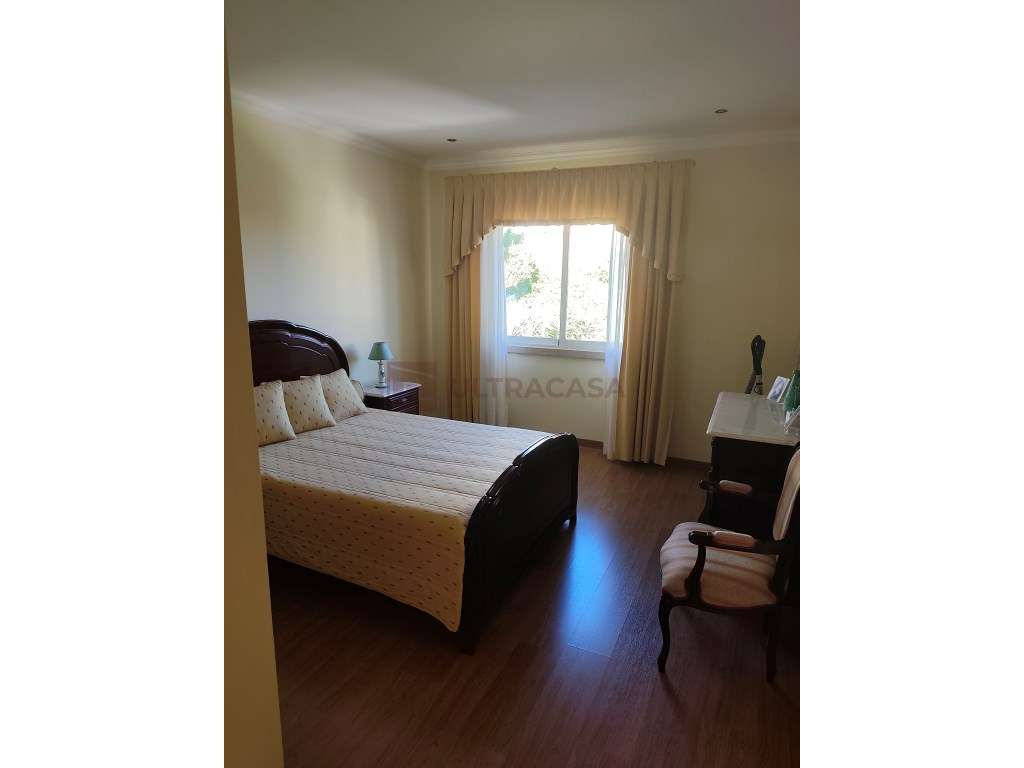 Vende-se Moradia V4 renovada com terraço, churrasqueira e horta a 5...-27