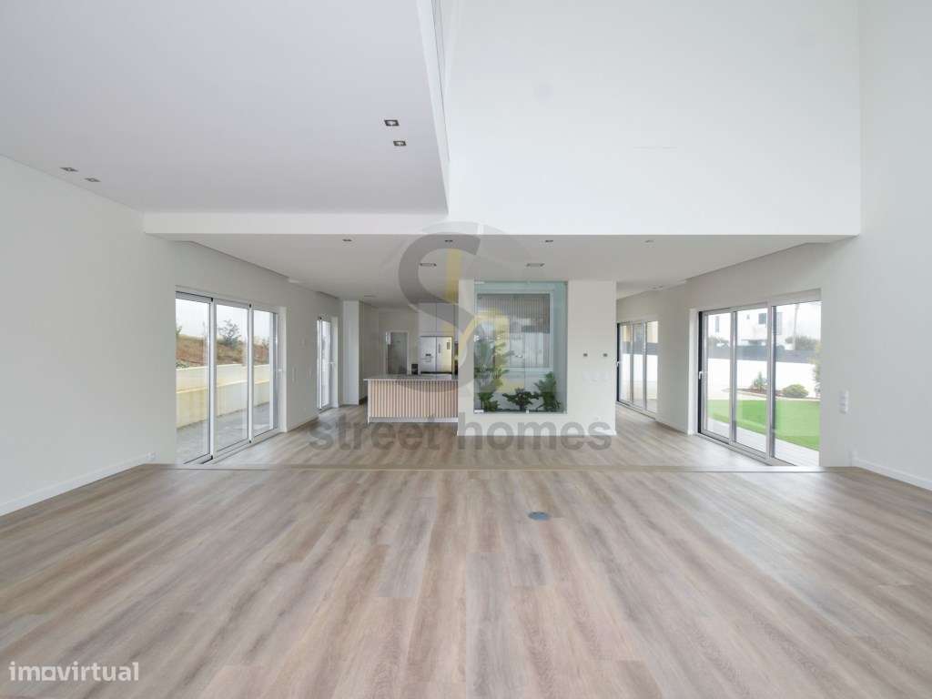 Moradia Nova V4 no Centro da Parede-11