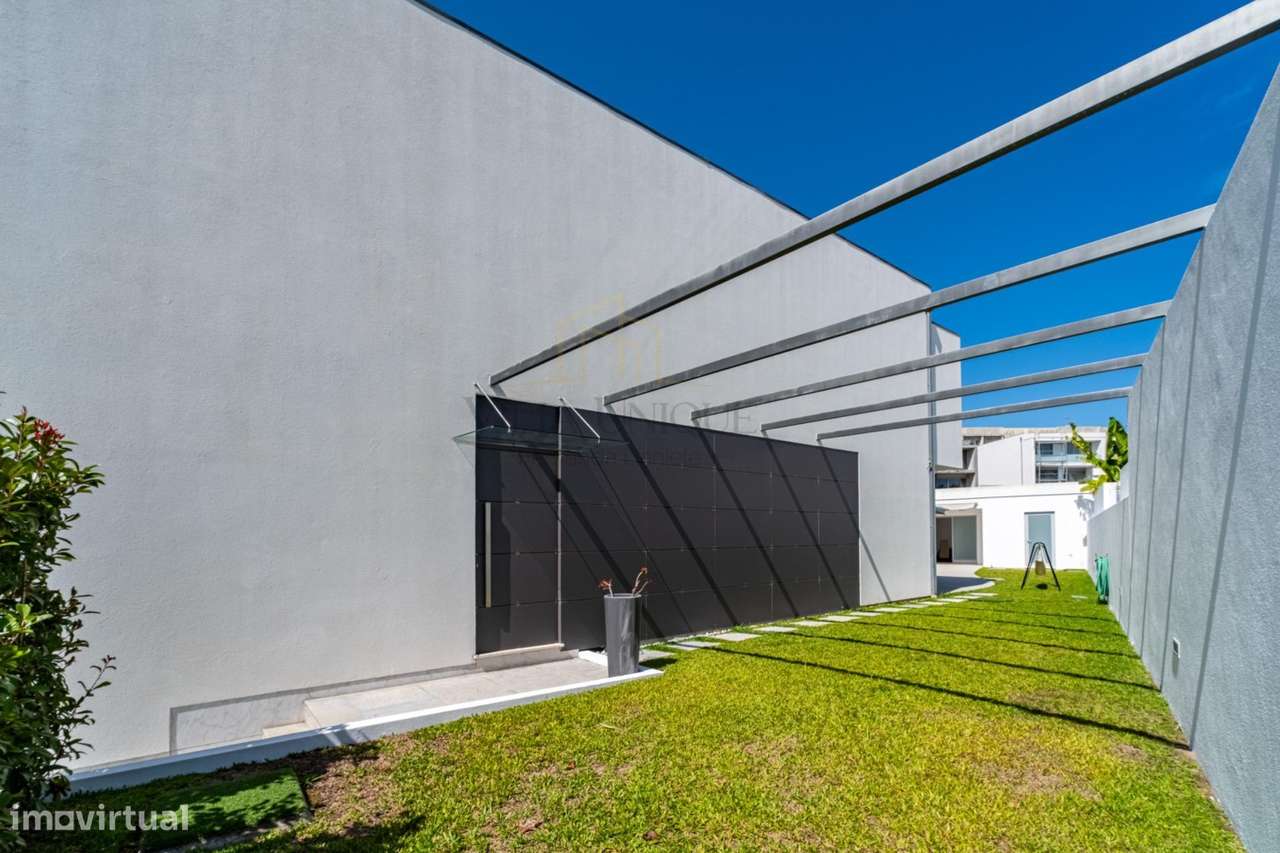 Moradia Geminada T3 com Suite, Jardim de Inverno, Garagem Fechada...-34