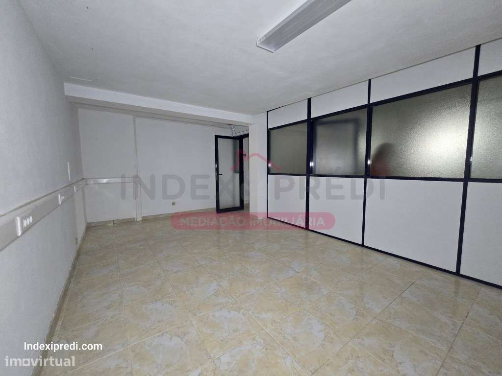 Investidores - Excelente loja com muita luz natural. - Arrendado-25