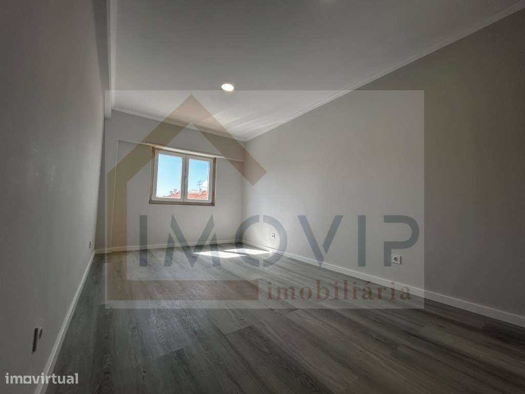 Apartamento T4 Totalmente Remodelado na Amora-6