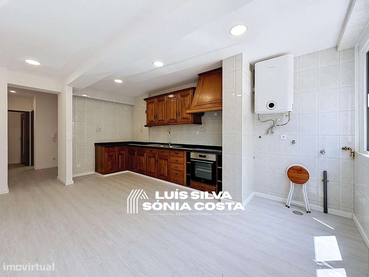 Apartamento T2 Semi-Remodelado c/ Garagem, Marquise & no Centro de...-11