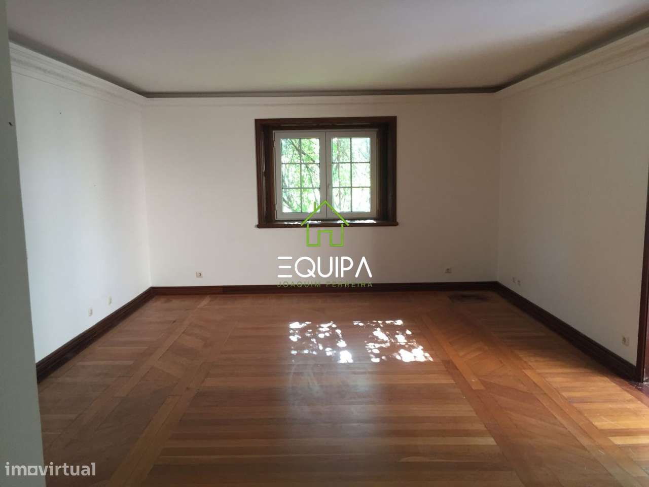 Moradia isolada T-7, na estrada nacional 117, em Belas, concelho de Si-17