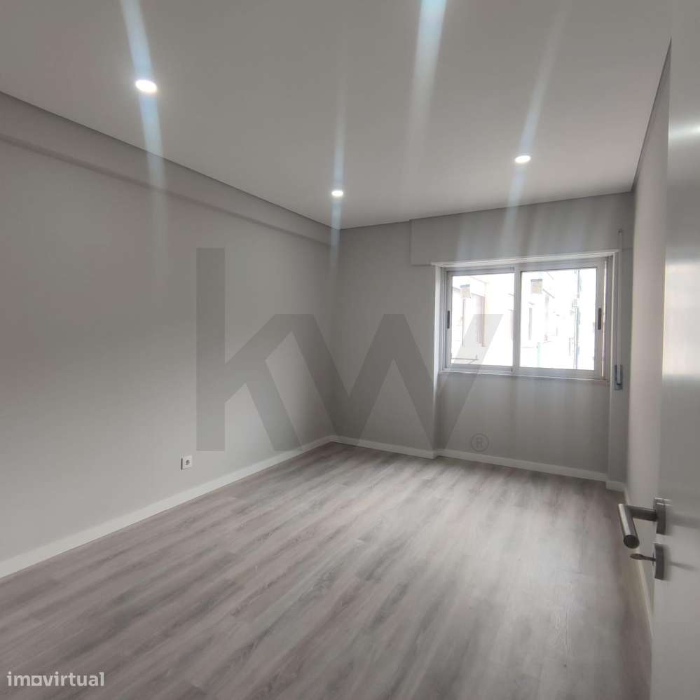 T2 Renovado na Amora | Boas Áreas | Marquise Ampla | 2 Elevadores | Lo - Grande imagem: 5/17