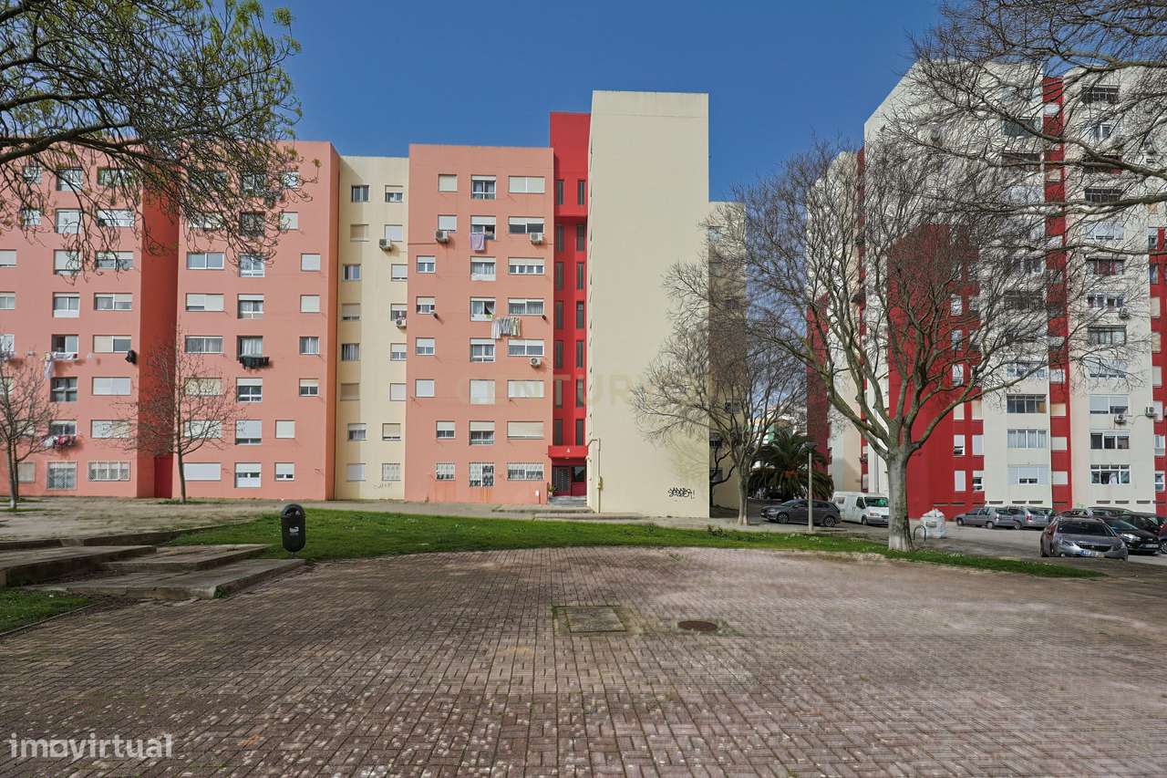 Apartamento T2 Renovado em Corroios, Seixal-18