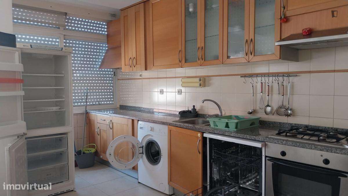 Quarto - localizado em Amadora Lisbon - Grande imagem: 3/18