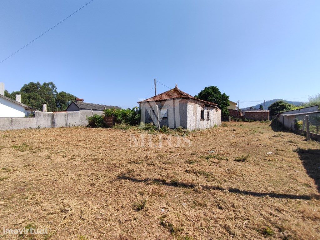 Terreno destinado a construção, situada em Campos (VNC).