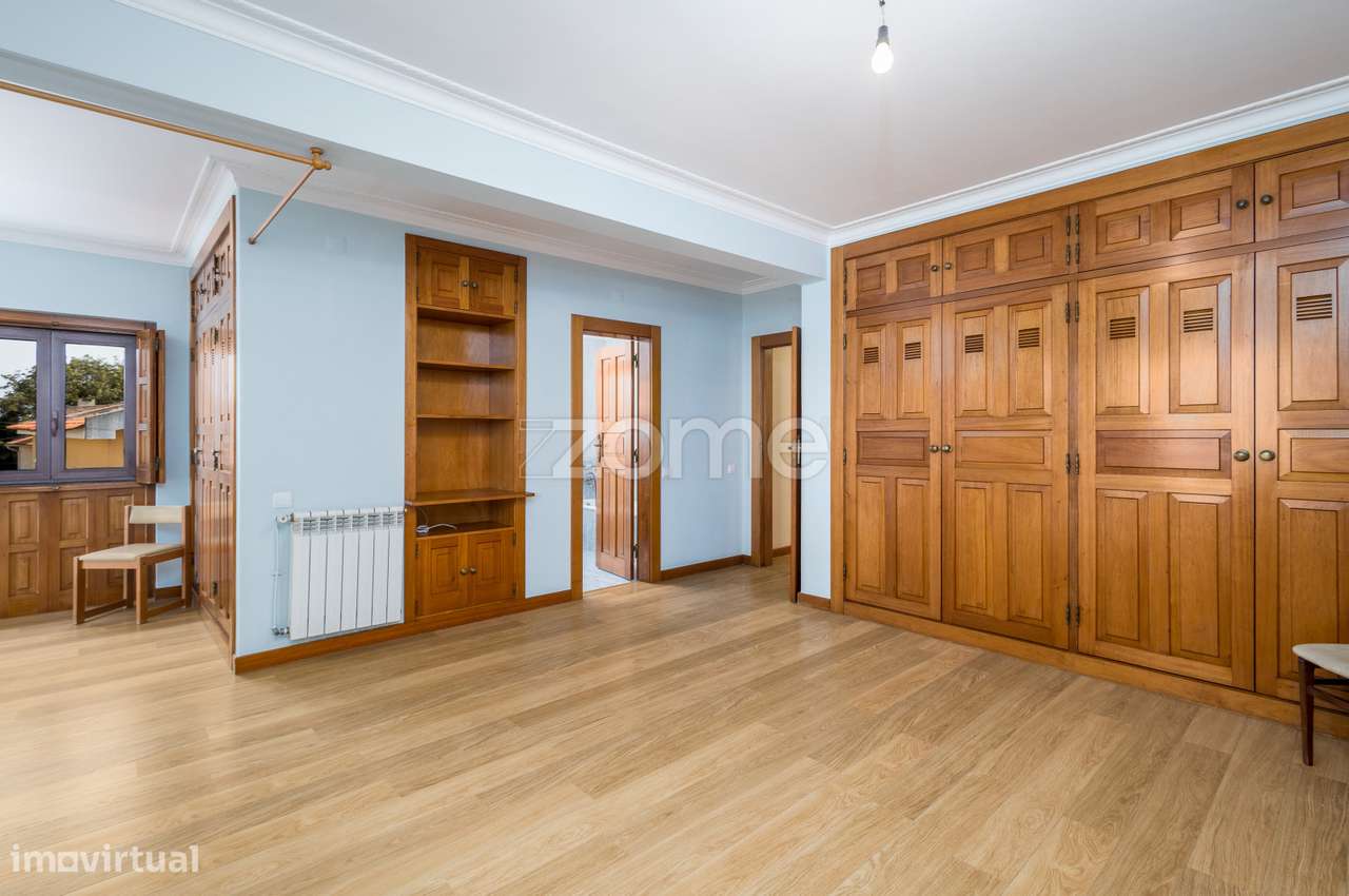 Moradia T4 (espaçosa) em Casais de Mem Martins-0