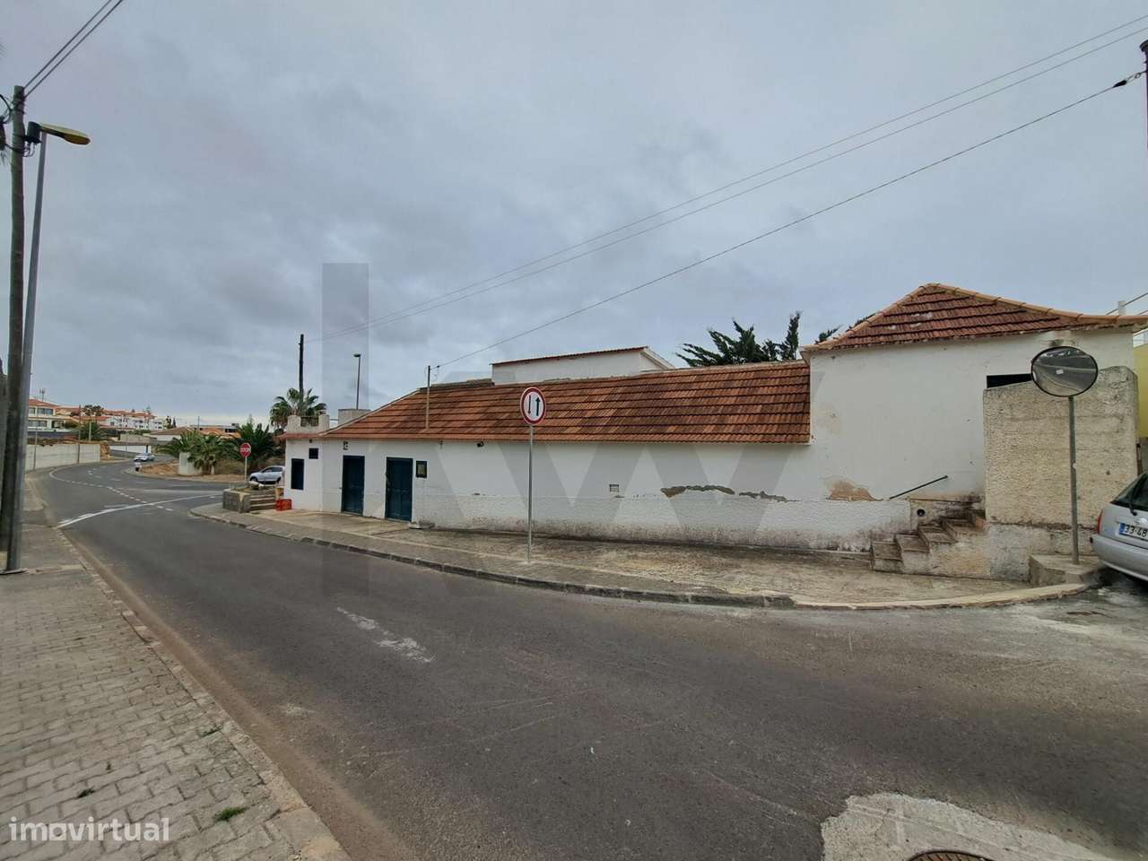 Moradia T3 para Remodelação com Entradas Independentes e Elevado Poten - Grande imagem: 2/17