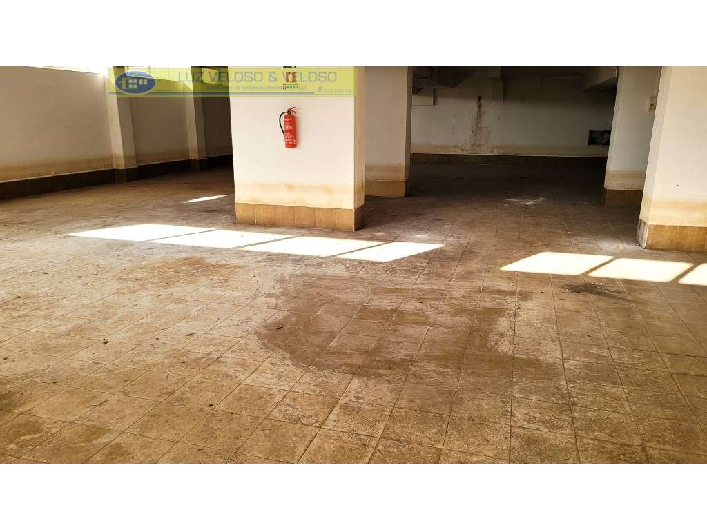Loja de 38,27 m2 com cave de 300,00 m2. Alto do Seixalinho, Barreiro.-16
