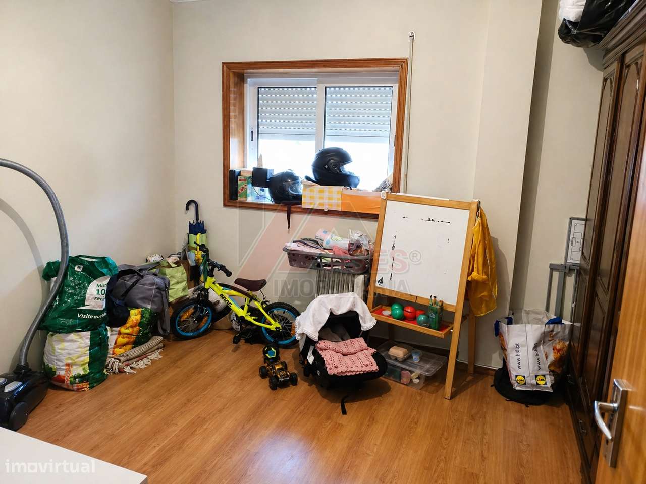Moradia Espaçosa com 3 Habitações Independentes, Garagens e Terreno –-24