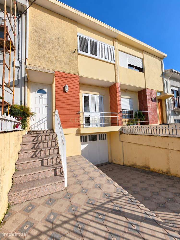 Moradia T3 com garagem, pátio e anexo, em frente ao Pingo Doce da Vend-0
