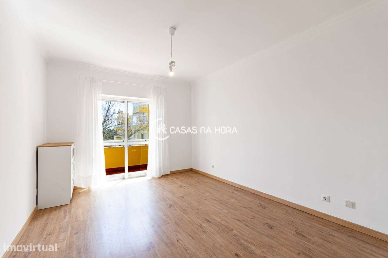 Agradável apartamento T3 na Rua Garcia de Resende, junto ao Colégio...-16