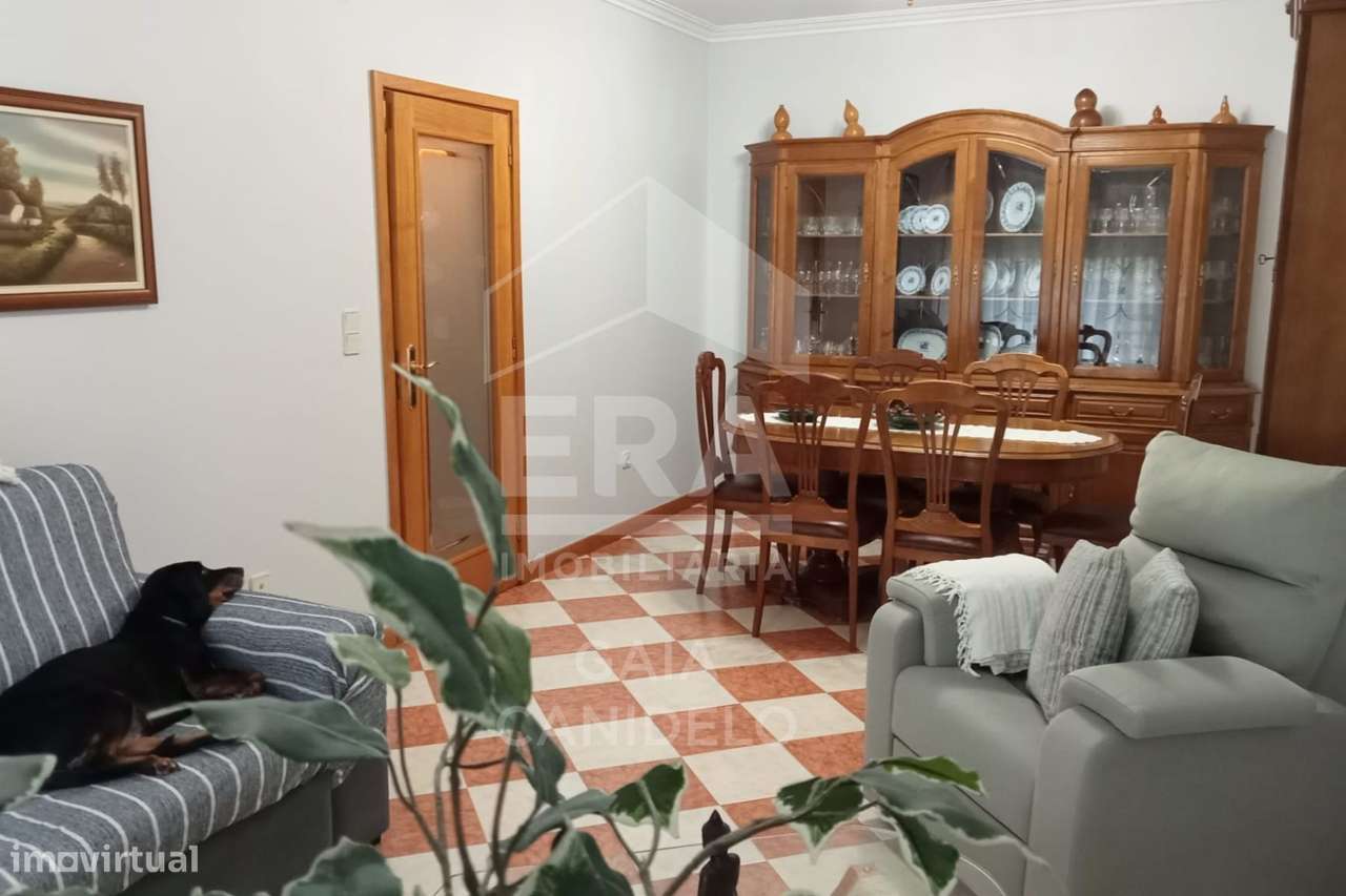 T2 com Varanda e lugar de garagem no Candal!-2