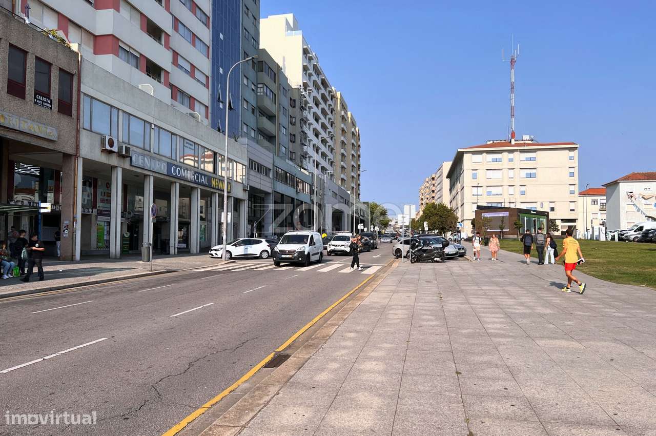 LOJA COMERCIAL NO CORAÇAO DE MATOSINHOS COM 336m2 - Grande imagem: 2/17