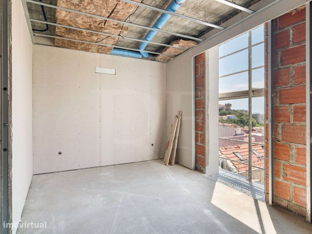 Apartamento T2 com varanda numa das zonas mais desejadas de Lisboa-5