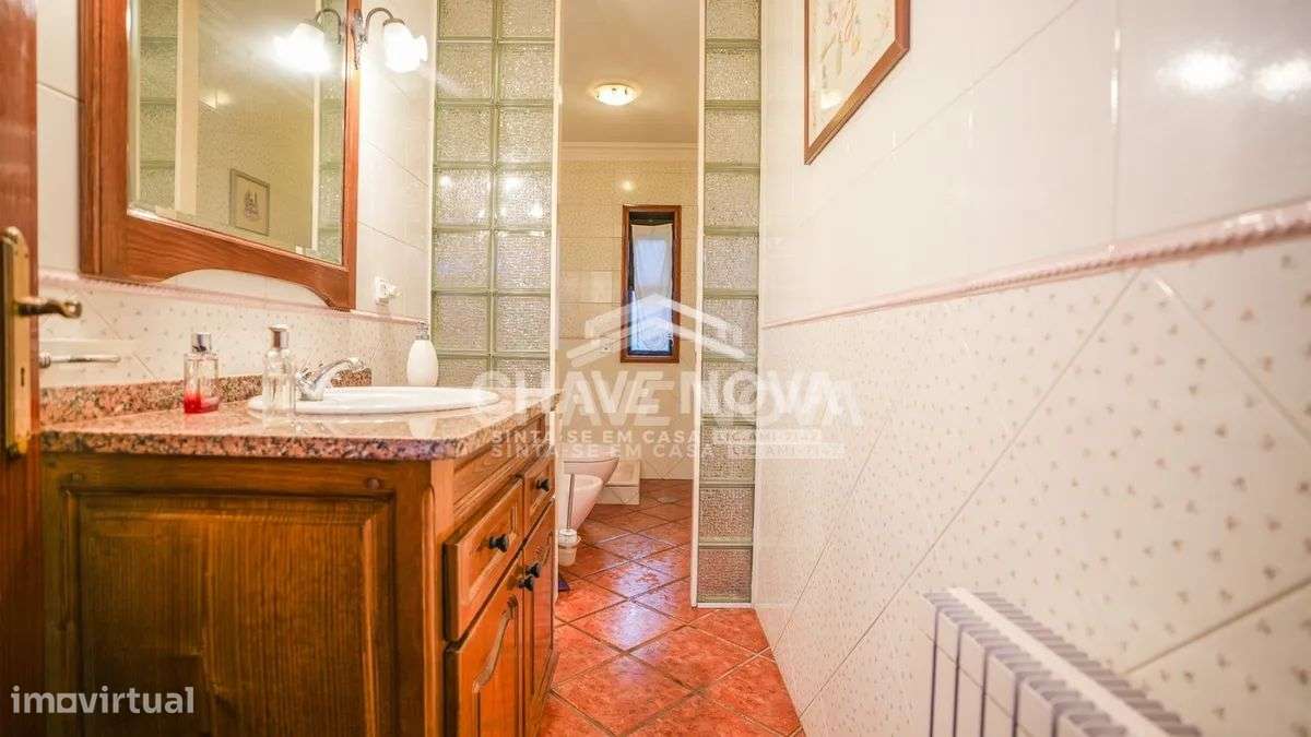 MORADIA V4 C/ PISCINA E TERRENO C/ ÁRVORES DE FRUTO-16