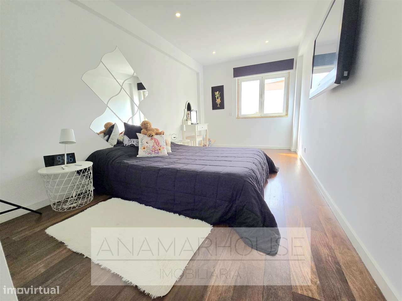 T2 Remodelado com Box para 2 Carros | Open Space 37m² | Vista Verde |-18