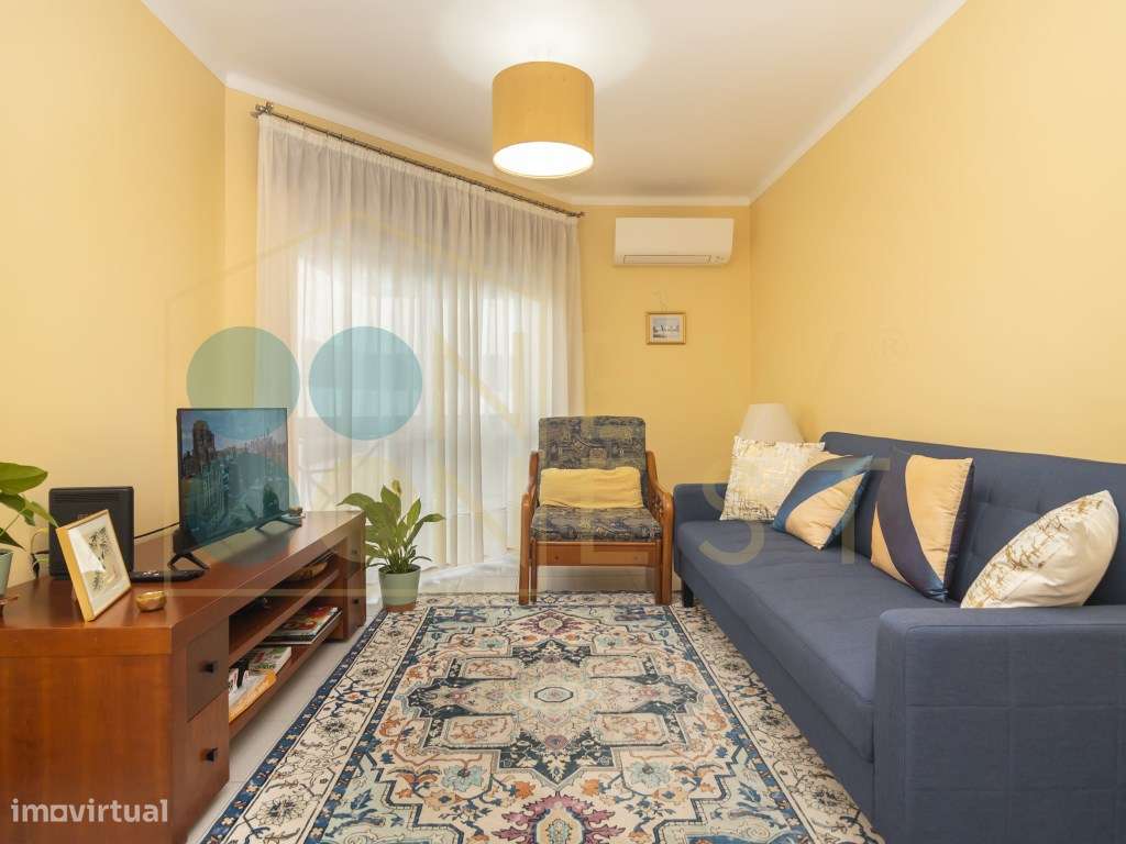 Apartamento T2 em Vila Maria - Semi-Renovado e Mobilado-16