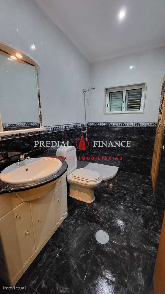 Moradia T4 com Jardim, Terraço, Garagem Dupla e Área de Barbecue — Exc-17