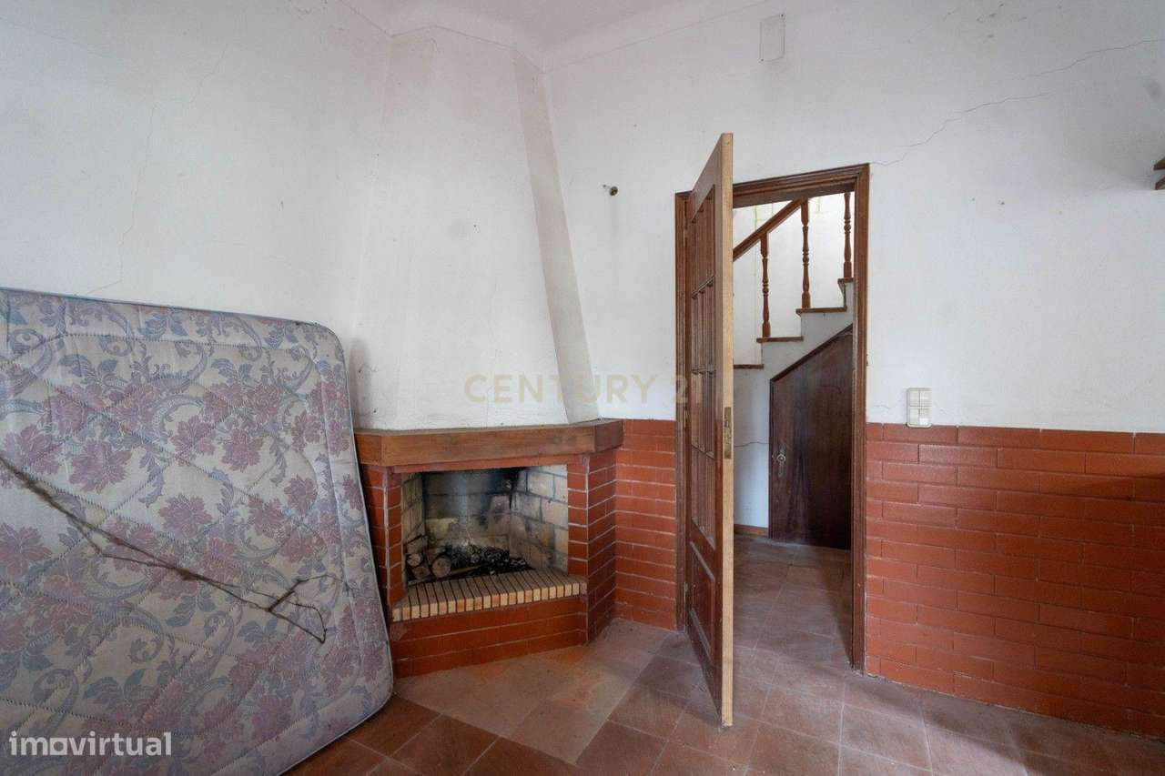 Moradia de dois pisos de tipologia T4 com terreno-18