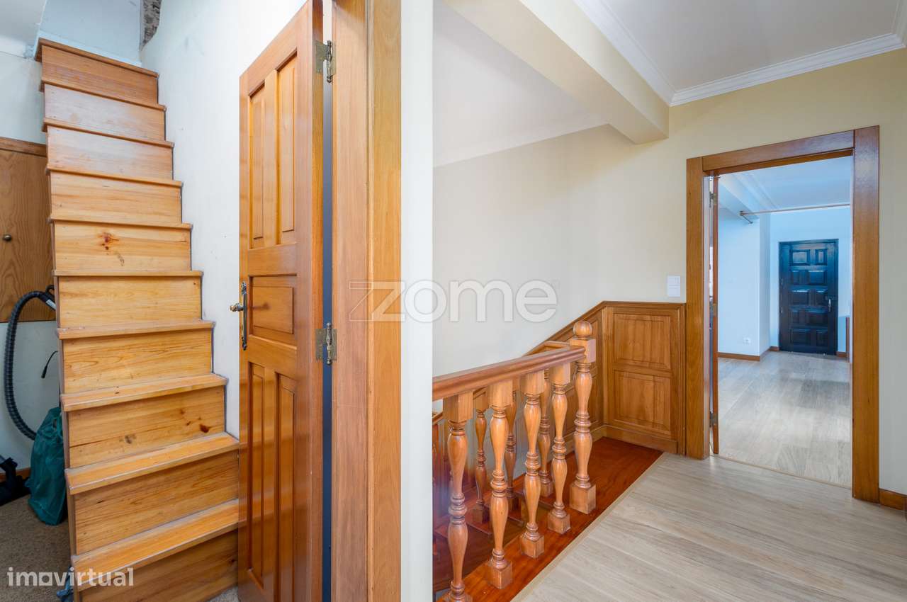 Moradia T4 (espaçosa) em Casais de Mem Martins-31