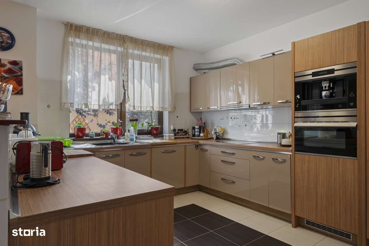 Vilă Spațioasă Cu 6 Camere-11