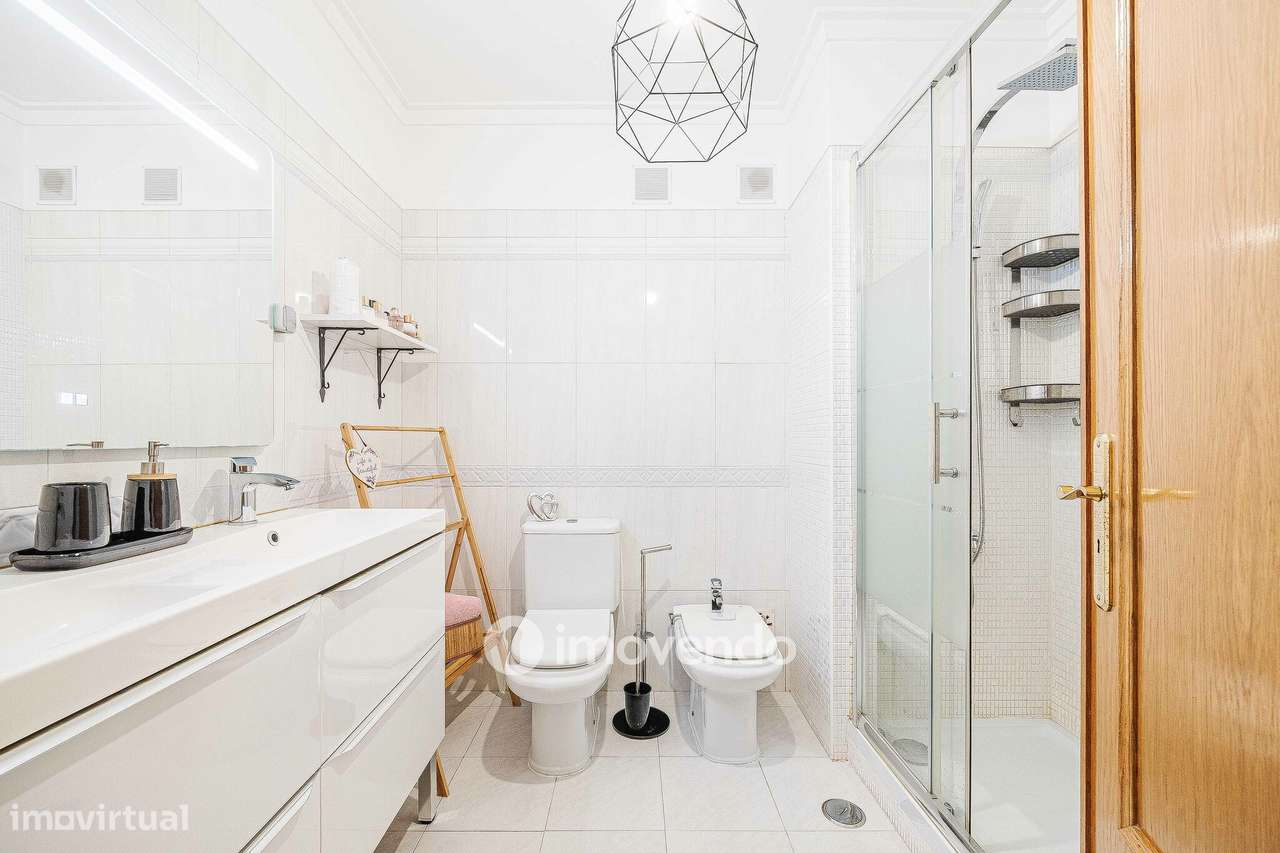 Apartamento T3, com estacionamento e arrecadação, na Ramada-25