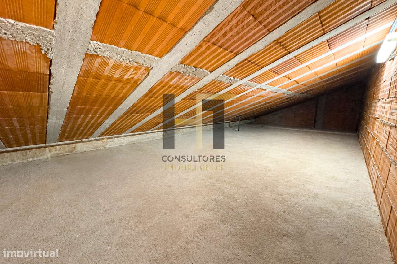 Moradia T3 | 4 Frentes | Piscina, Suite c/ Closet, Garagem 3 Carros |-27