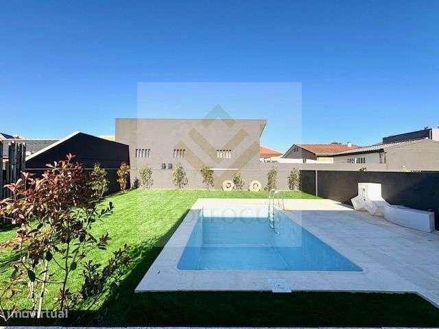 Moradia T4 de Luxo com Piscina e Jardim em Esmoriz-50
