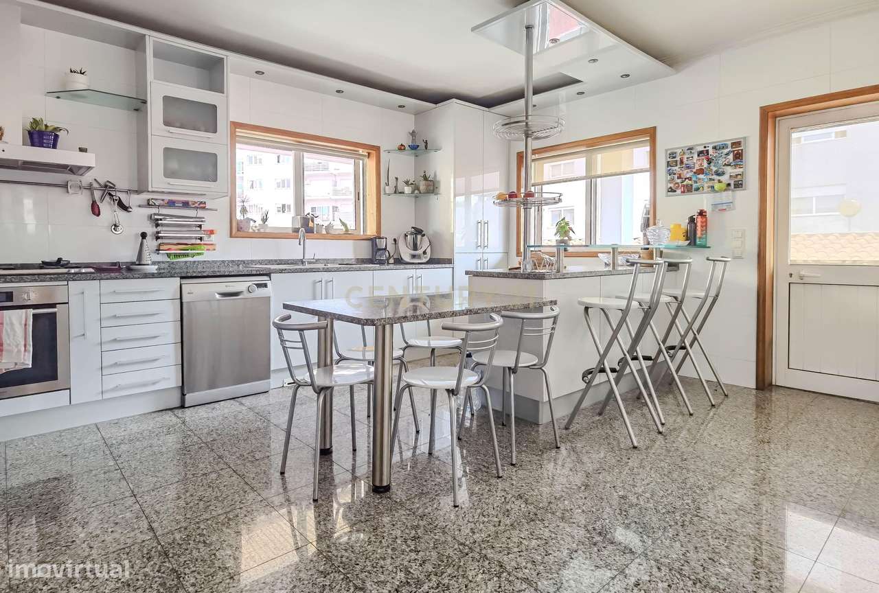 Moradia Custoias - T4, 4 frentes, cozinha regional, garagem, jardim e - Grande imagem: 4/49