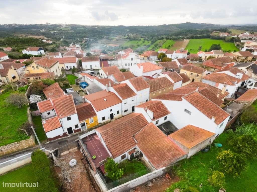 Moradia T3 com espaço exterior, bons acessos e excelente localização.-17