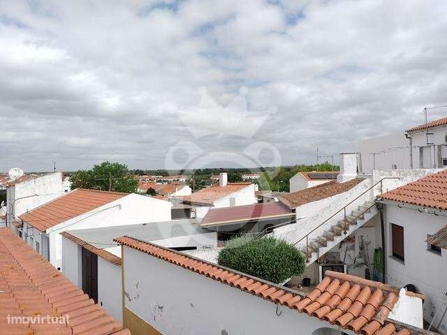 Moradia T4 Totalmente Renovada-23