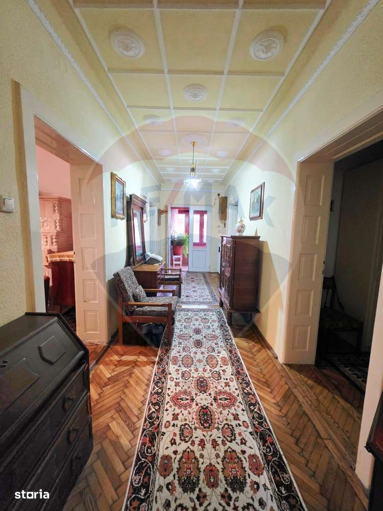 Casa cu 5 camere de vanzare in centrul orasului Talmaciu-11