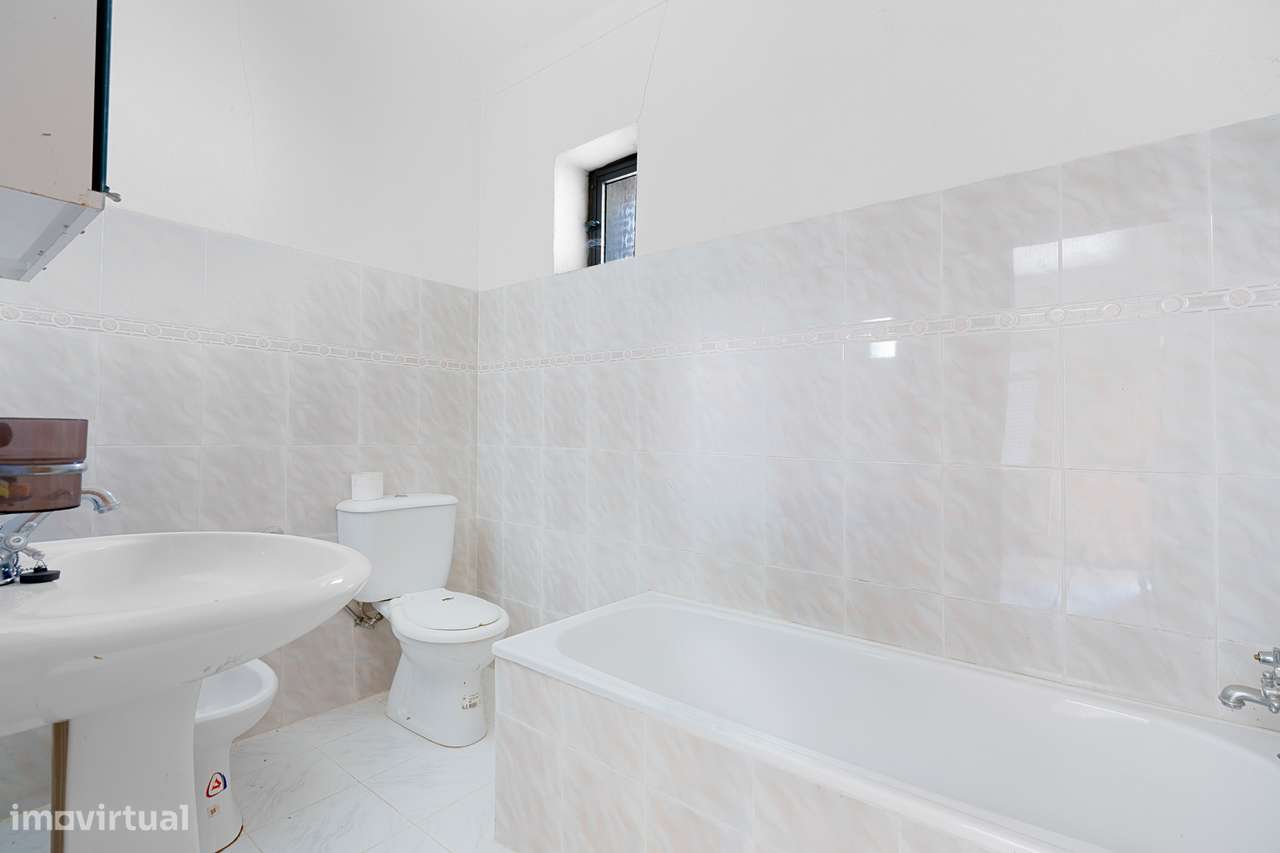 Moradia em pedra isolada com piscina e jardim-21