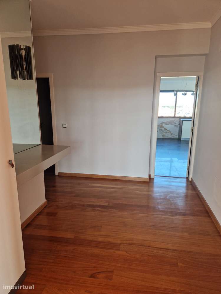 T3 Luxo (T3+T3 ligados/2 Fracções) com 3 Boxes Vistas - Almada Centro-16