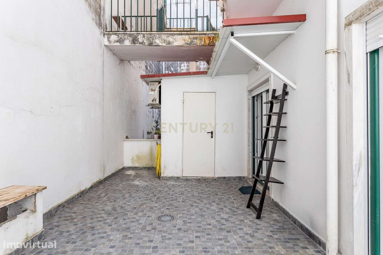 Procura espaço e conforto? Veja este T4 Duplex-35