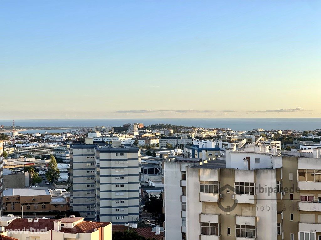 Apartamento T5 em Carnaxide, junto ao hospital de Santa Cruz