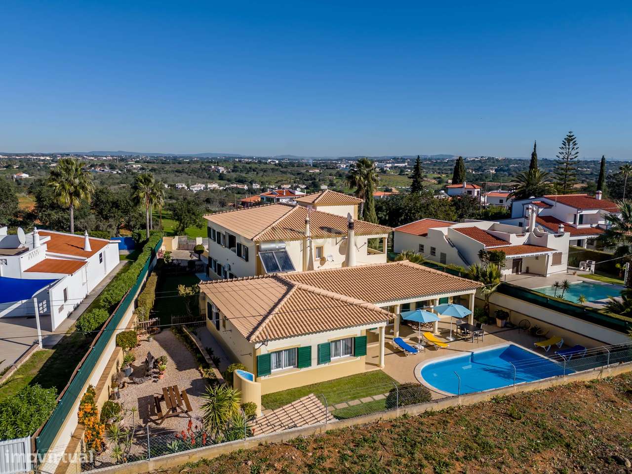 Moradia com 4 Quartos + 3 Apartamentos Independentes com Piscina e Alo - Grande imagem: 2/39