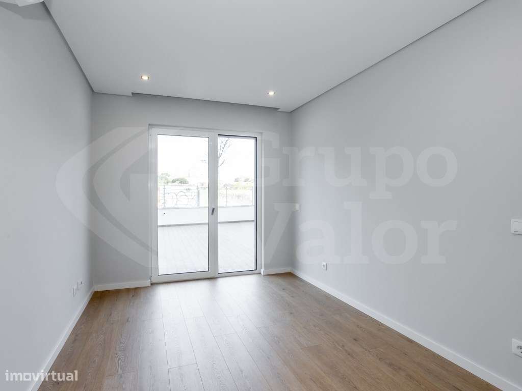 Apartamento T2 Novo com Estacionamento - Parede - R/C E-11