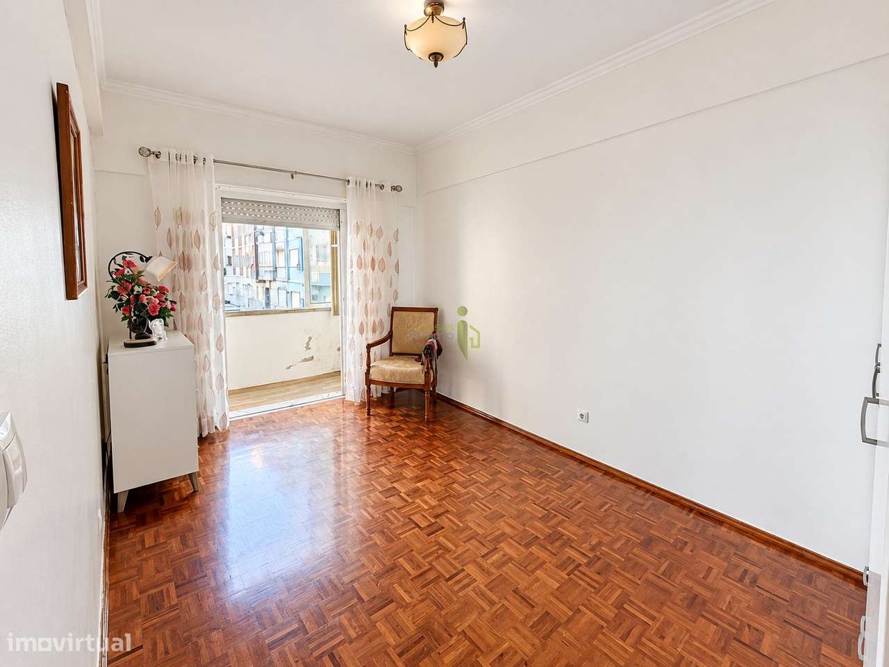 Apartamento T2 com Varanda, Elevador  | Junto a Comércio, Escolas e Tr-3