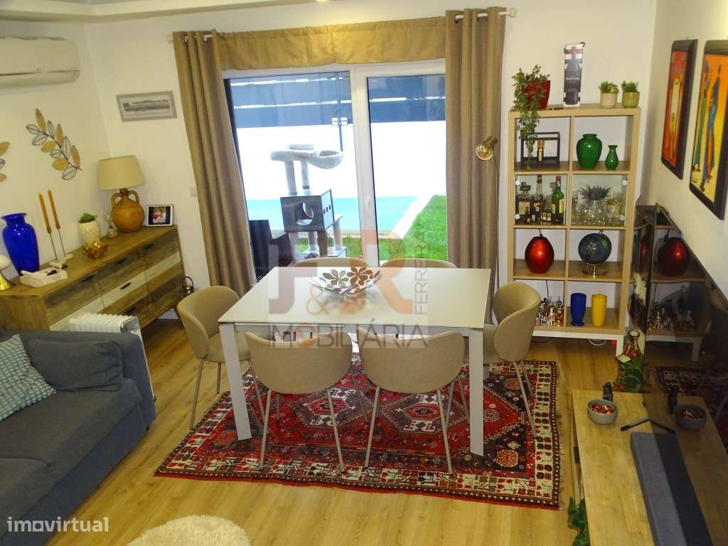 Semi-Nova Geminada Duplex T3 com Piscina Fernão Ferro-48