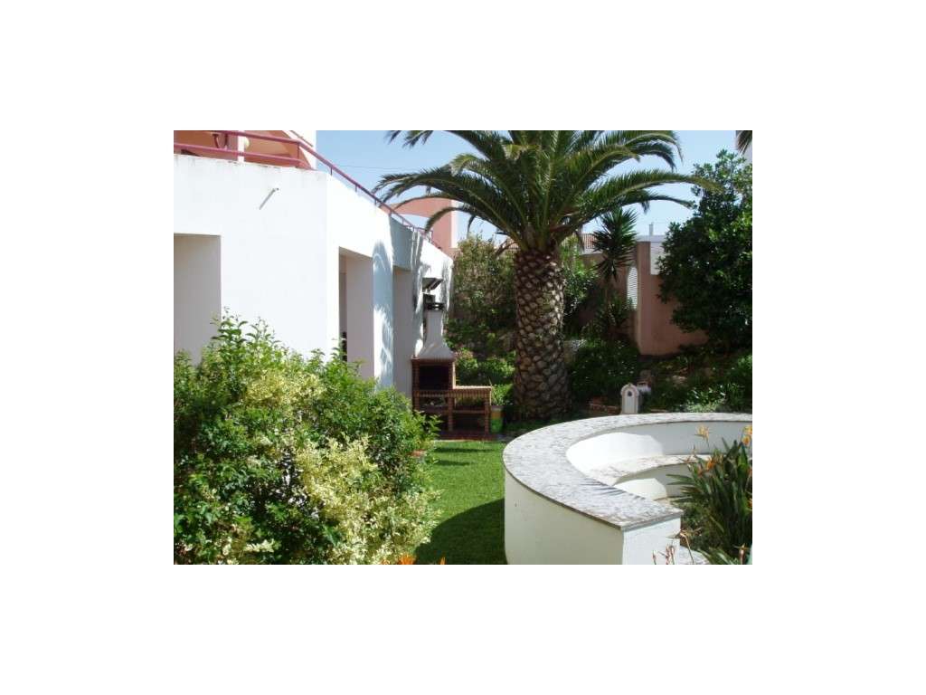 T2 remodelado em condomínio com piscina e campo de ténis-11