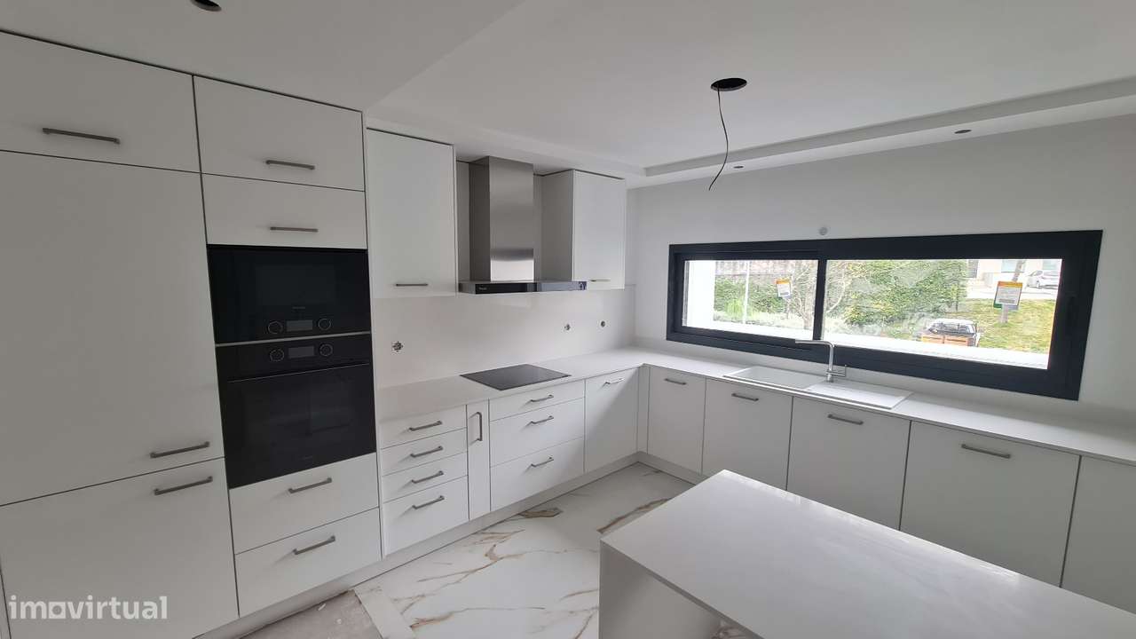 Moradias Novas 3 frentes com Jardim - Águas Santas - Exc. localização-13