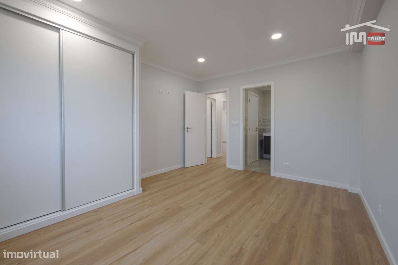 Moradia T4 de Excelência com Box para 4 Viaturas e Ótimos Acessos-30